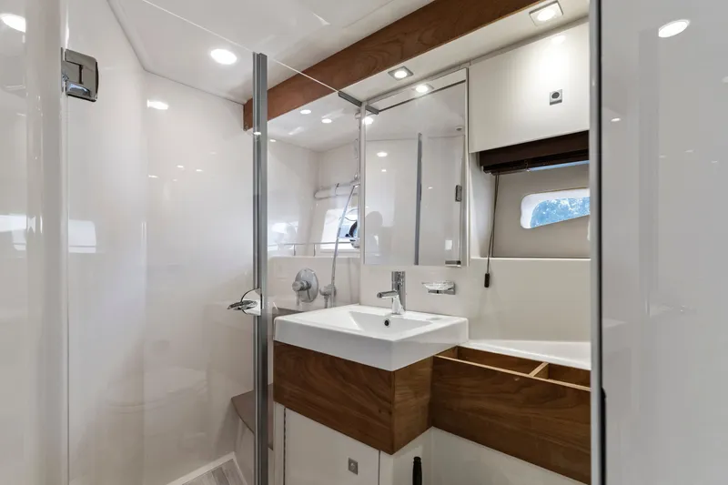 Slide: The Image of Master Dry Head. Roomy and Luxurious - 9