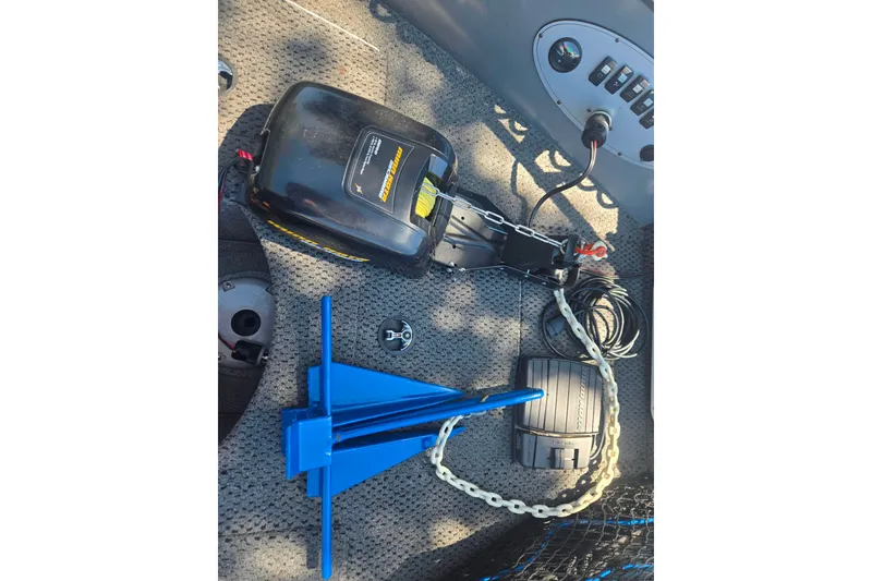 Slide: The Image of 2005 Starcraft Futura 180 DC boat interior with anchor, chain, and control panel. - 15