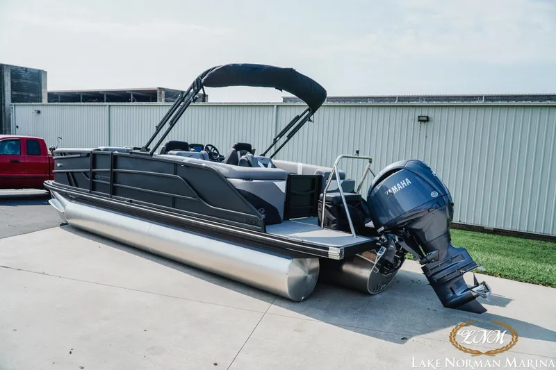Slide: The Image of 2027 Evotti 521QL pontoon boat with Yamaha engine at Lake Norman Marina. - 3