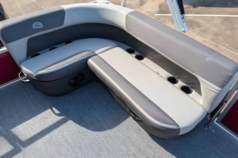 Slide: The Image of Die Sun Tracker Bass Buggy 16 XL Select von 2027 zeigt eine gepolsterte Sitzbank mit Getränkehaltern. - 15