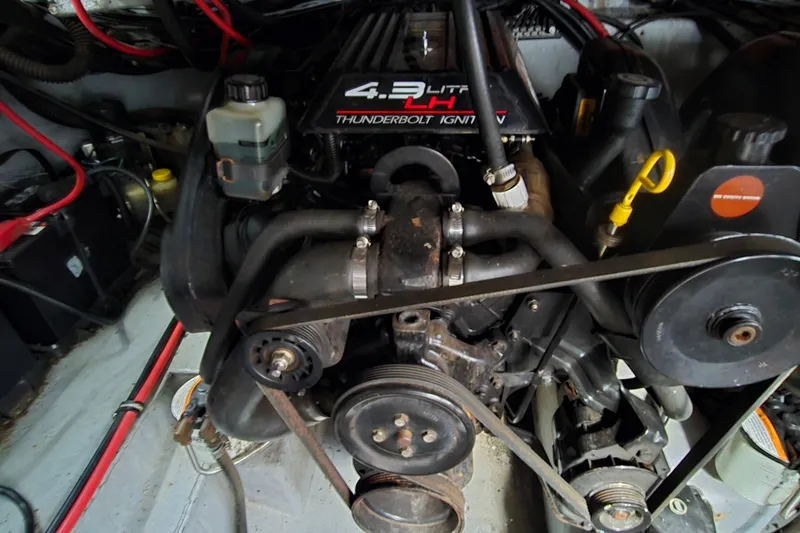 Slide: The Image of Engine of a 1998 Chaparral Signature 300 boat, featuring Thunderbolt ignition system. - 37