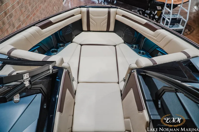 Slide: The Image of Luxurious interior of 2027 Malibu Wakesetter 25 LSV boat at Lake Norman Marina. - 23