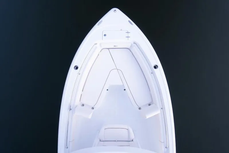 Slide: The Image of Il Sea Hunt Ultra 239SE del 2023 presenta un design moderno ed elegante con un'ampia area di prua. - 5