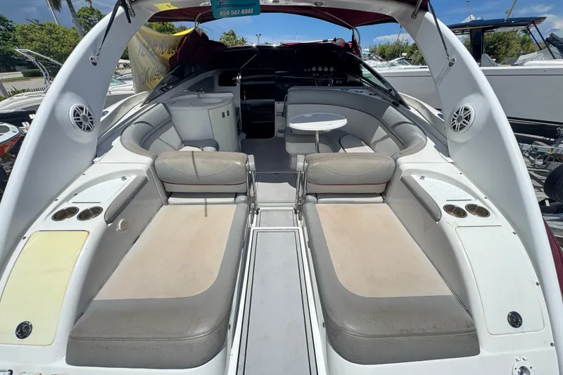 Slide: The Image of 2005 Cobalt 360 Cruiser mit geräumigem Cockpit und komfortablen Sitzbereichen. - 2