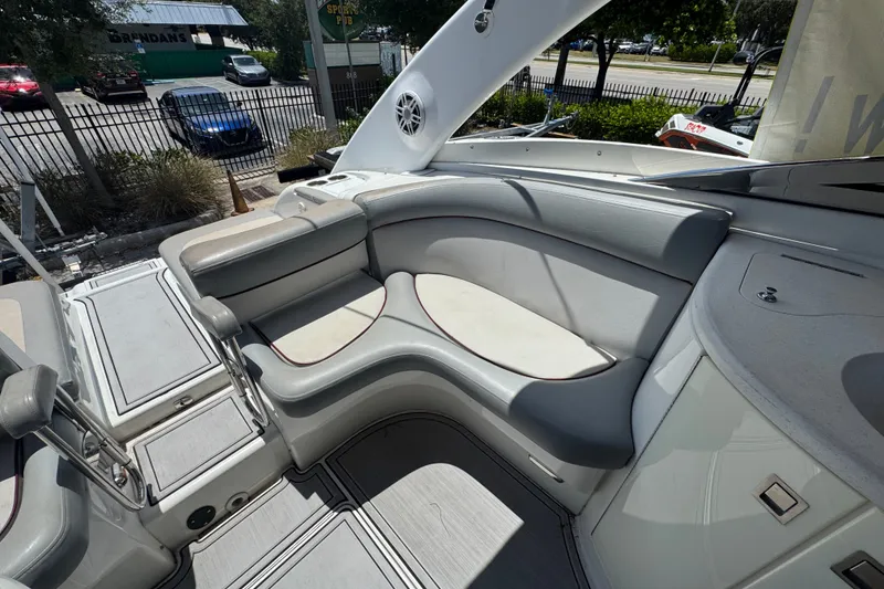 Slide: The Image of Das Bild zeigt das Cockpit eines Cobalt 360 Cruiser von 2005 mit grauen Polstern. - 9