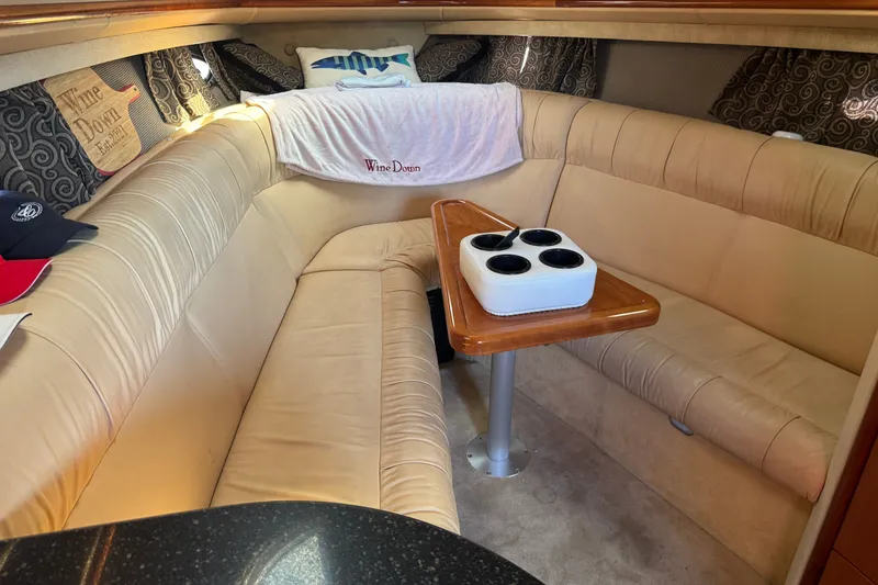 Slide: The Image of Innenraum einer Cobalt 360 Cruiser von 2005 mit beigen Ledersitzen und einem Holztisch. - 21