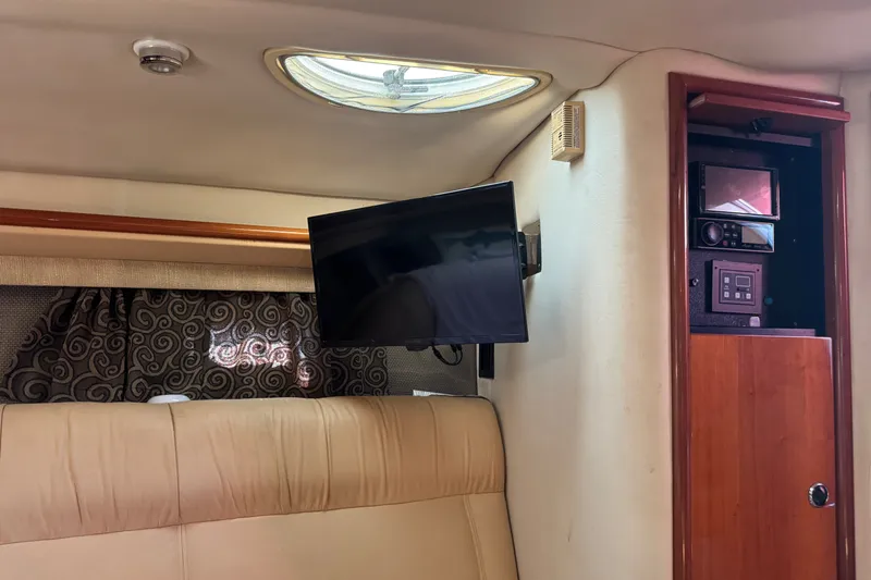 Slide: The Image of Innenraum der Cobalt 360 Cruiser 2005 mit Fernseher und Polstersitz. - 24
