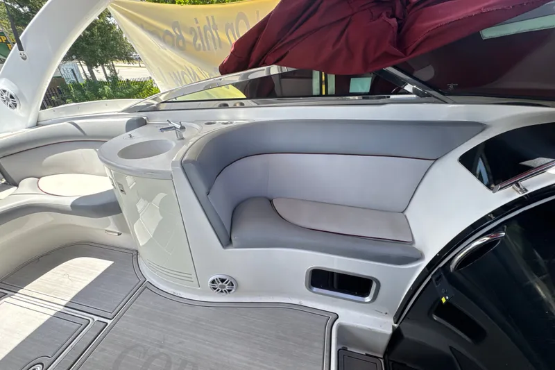 Slide: The Image of Das Bild zeigt das Cockpit einer Cobalt 360 Cruiser von 2005 mit grauen und weißen Sitzen. - 4