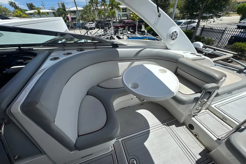 Slide: The Image of Die Cobalt 360 Cruiser von 2005 zeigt eine elegante Sitzecke mit einem runden Tisch und grauen Polstern. - 8
