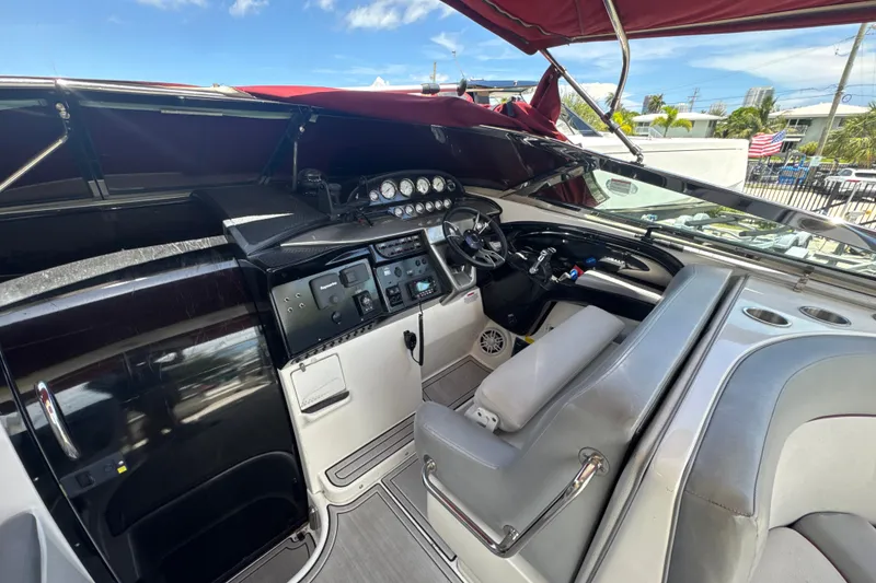 Slide: The Image of Das Cockpit einer Cobalt 360 Cruiser von 2005 mit grauen Sitzen und einem modernen Armaturenbrett. - 6