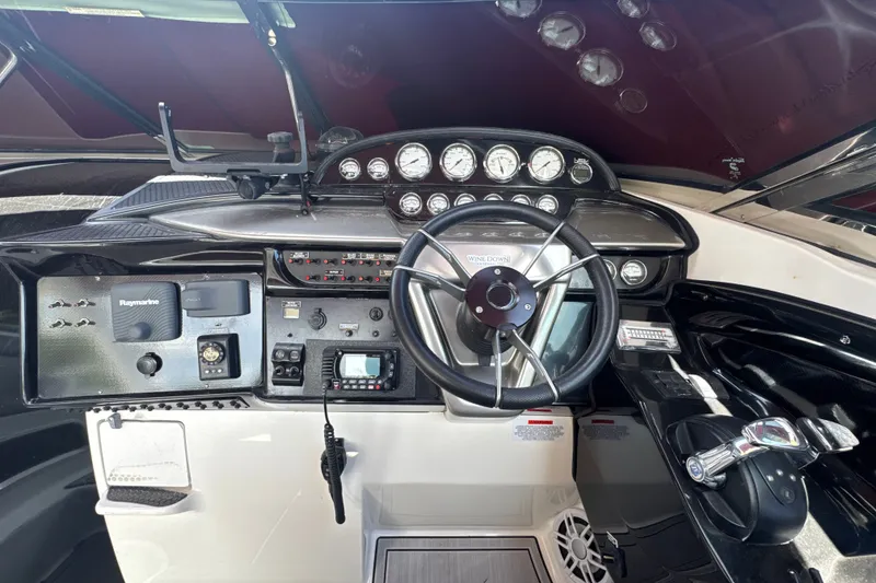Slide: The Image of Das Cockpit der Cobalt 360 Cruiser von 2005 zeigt ein modernes Armaturenbrett mit zahlreichen Instrumenten. - 10