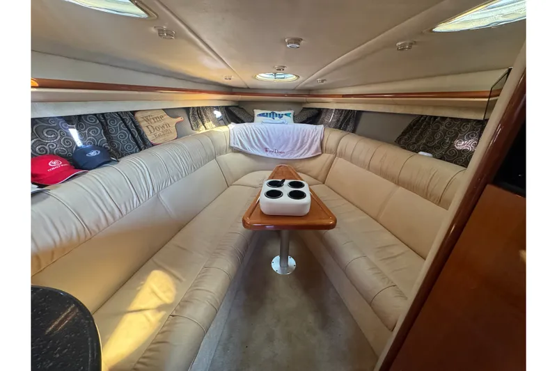 Slide: The Image of Innenraum der Cobalt 360 Cruiser von 2005 mit beigen Ledersofas und Holztisch. - 20