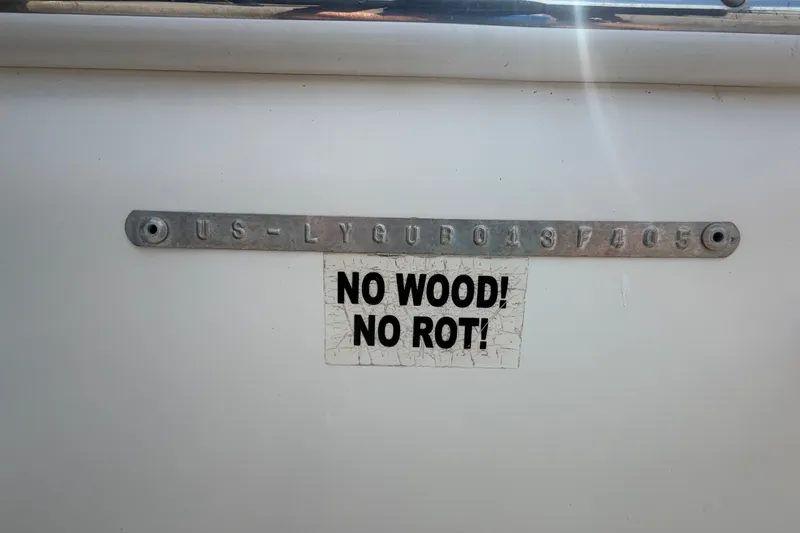 Slide: The Image of 2005 Sea Fox 197 Center Console boat with "No Wood! No Rot!" label. - 52