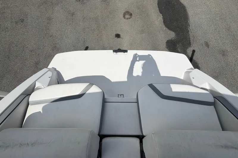 Slide: The Image of Rear view of 2018 Scarab 195 G boat with white seating and shadow. - 59