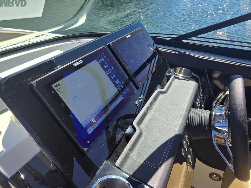 Slide: The Image of Sea Ray SLX 280 2027 - 24