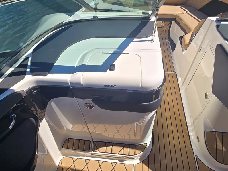 Slide: The Image of Sea Ray SLX 280 2027 - 18