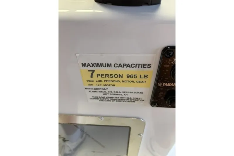 Slide: The Image of Capacity label for Xpress XR21 Bay 2027 boat, 7 persons, 965 lbs, 200 HP motor. - 18
