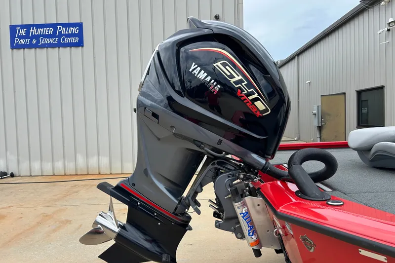 Slide: The Image of Yamaha VMAX SHO outboard motor on 2022 Avid 20 XB boat at service center. - 33