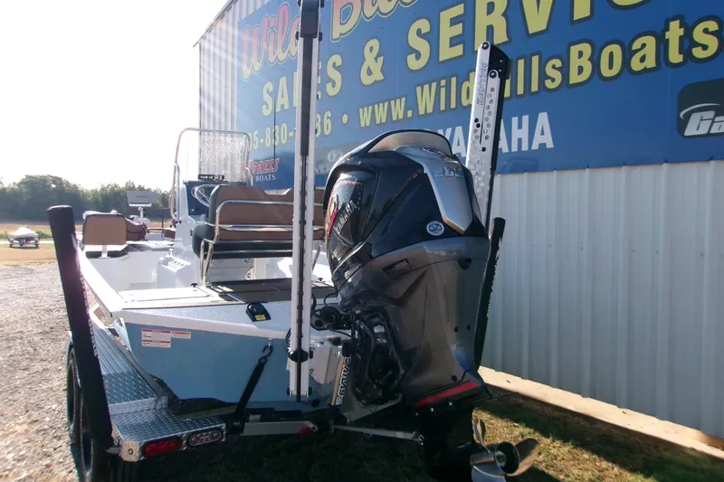 Slide: The Image of 2026 Xpress XR21 Bay boat with Yamaha engine at dealership. - 1