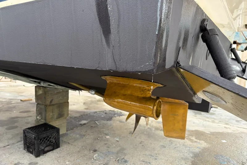 Slide: The Image of Close-up of 2012 Sea Ray Sundancer 330 boat hull and propeller. - 38