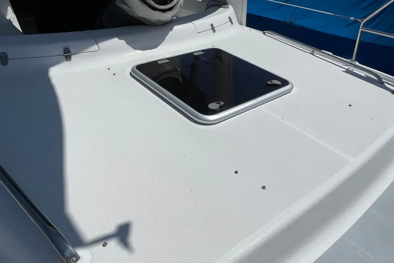 Slide: The Image of Deck of 1999 Hunter Passage 420 sailboat with closed hatch. - 16