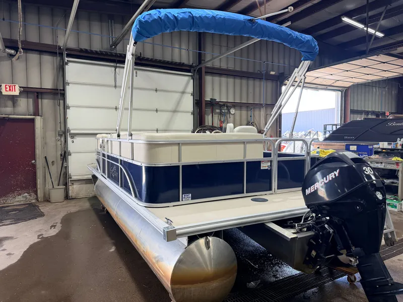 Slide: The Image of A 2015 SunChaser 8520 Classic Cruise pontoon boat with a 30HP Mercury 4Stroke EFI engine. - 44