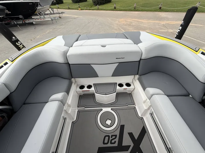 Slide: The Image of MasterCraft XT20 2021 - 16