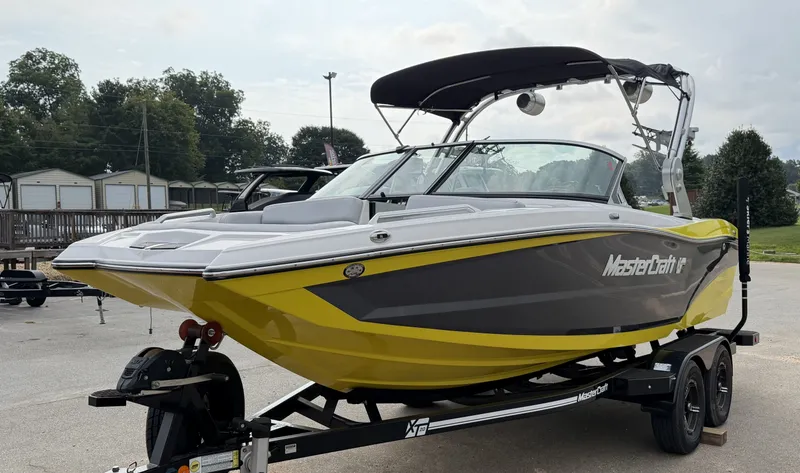 Slide: The Image of MasterCraft XT20 2021 - 2