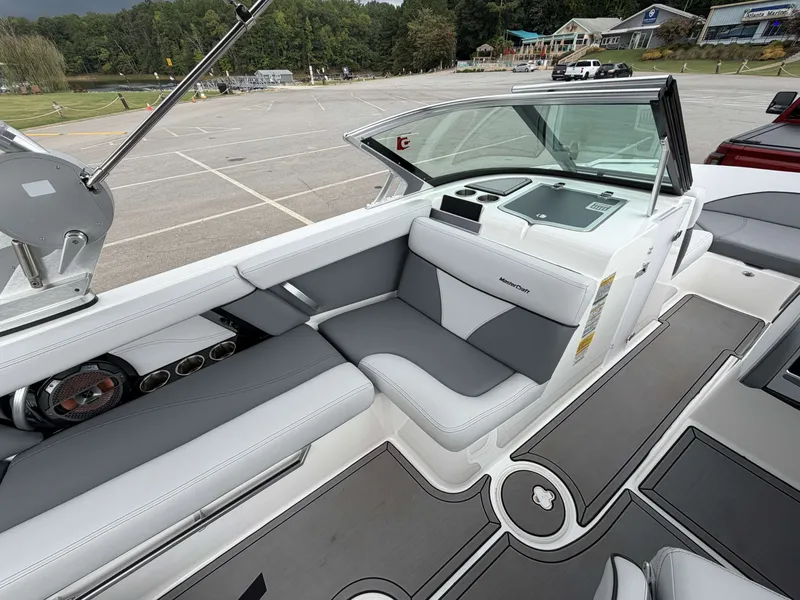 Slide: The Image of MasterCraft XT20 2021 - 12