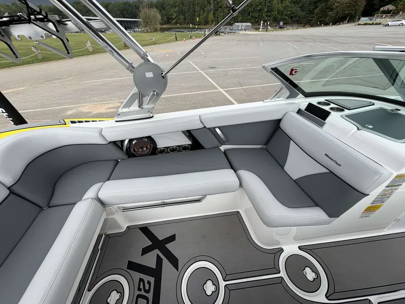 Slide: The Image of MasterCraft XT20 2021 - 13