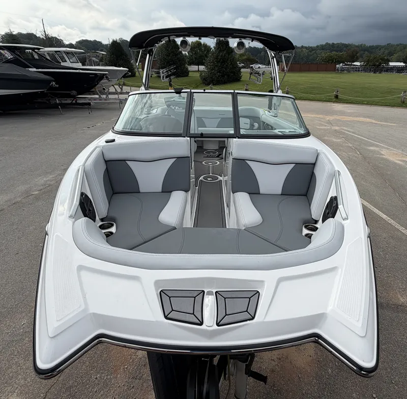 Slide: The Image of MasterCraft XT20 2021 - 6