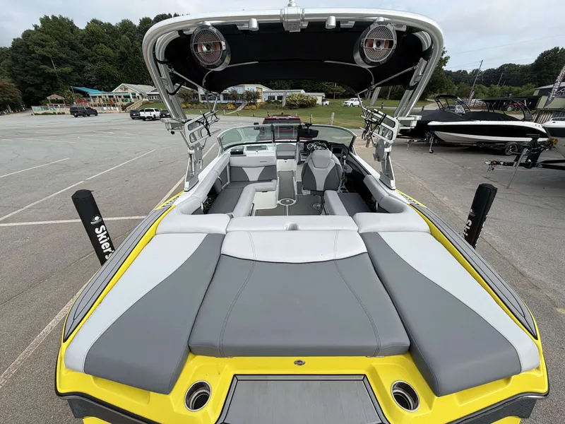 Slide: The Image of MasterCraft XT20 2021 - 7