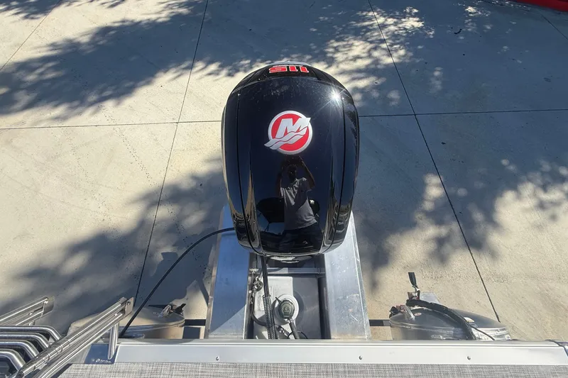 Slide: The Image of Top view of a 2027 Sun Tracker SportFish 20 DLX boat engine. - 16