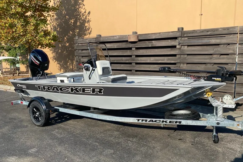 The Image of Tracker Bass Tracker Classic CC 2027 - undefined