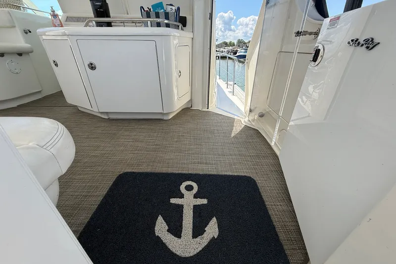 Slide: The Image of Interior view of 2007 Sea Ray 40 Motor Yacht with anchor-themed mat. - 24