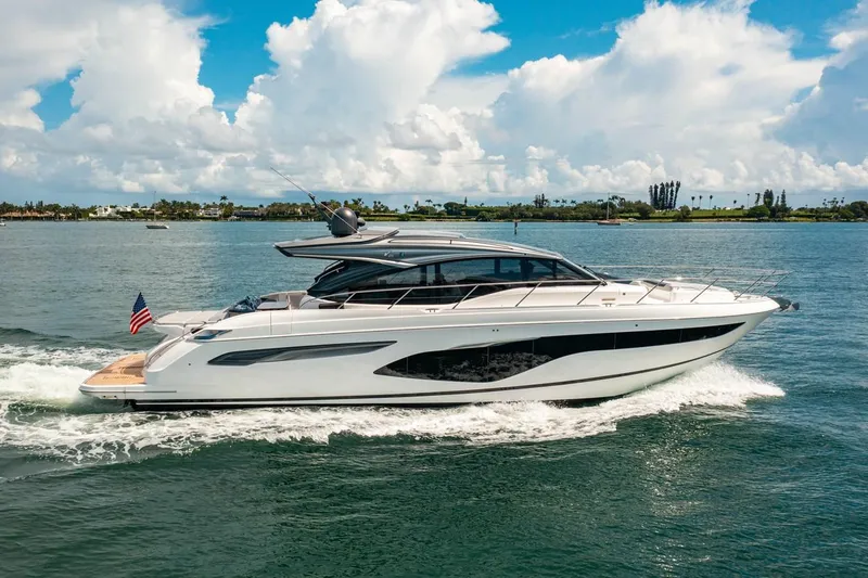 Slide: The Image of El Princess V60 de 2020 se desliza elegantemente sobre el agua, con un exterior blanco elegante. - 2