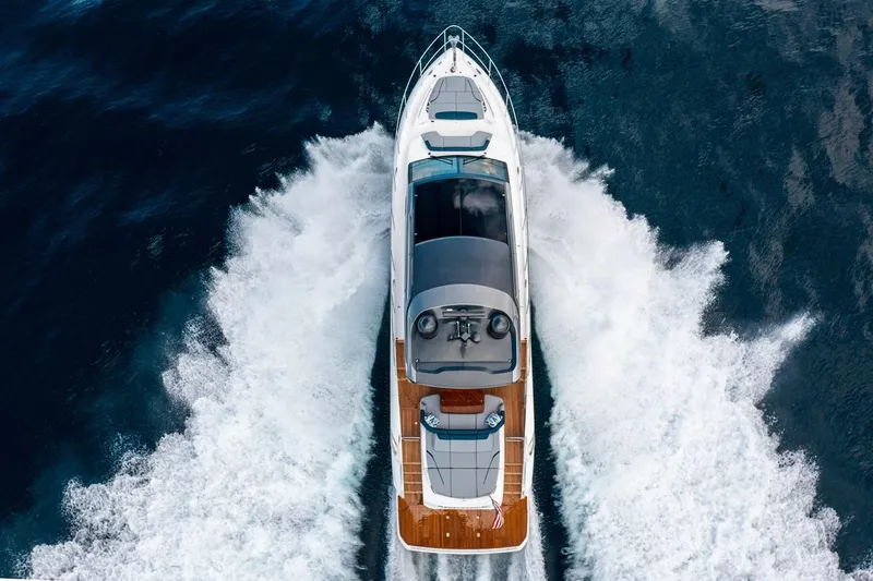 Slide: The Image of Luftaufnahme einer luxuriösen Motoryacht, die durch das Wasser fährt, mit einem eleganten Design und einem geräumigen Deck. - 7