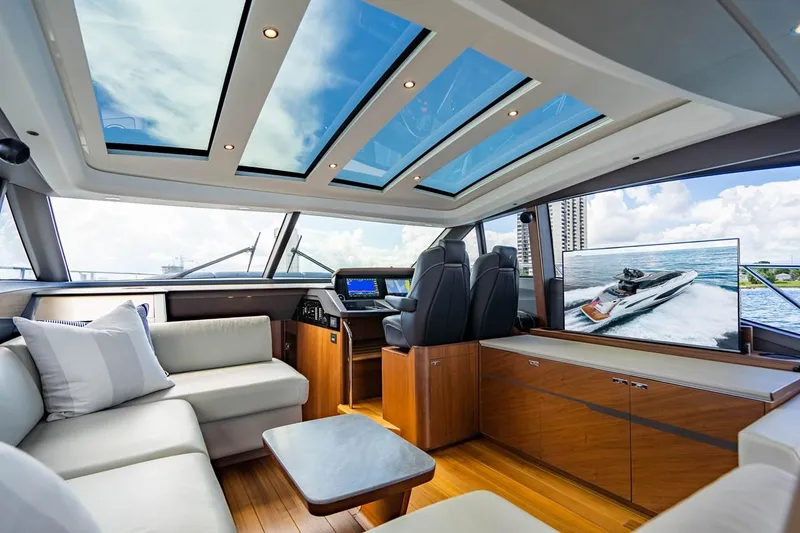 Slide: The Image of Salone lussuoso con finestre panoramiche e arredi moderni su uno yacht Princess V60. - 20