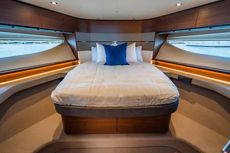 Slide: The Image of Cabina lussuosa con un grande letto, dettagli in legno e finestre panoramiche su uno yacht Princess V60. - 24