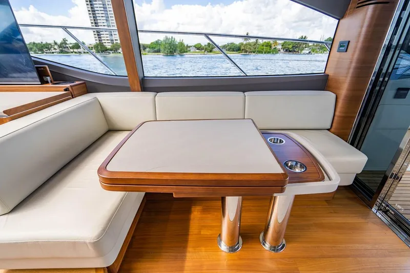 Slide: The Image of Interno dello yacht Princess V60 con un'elegante area salotto e tavolo. - 21