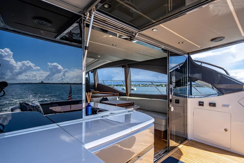 Slide: The Image of Uitzicht op het dek van een luxe jacht met moderne meubels en een prachtig uitzicht op zee. - 9
