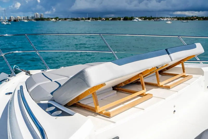 Slide: The Image of Chaises longues sur le pont d'un yacht Princess V60 de 2020, avec vue sur la mer. - 16