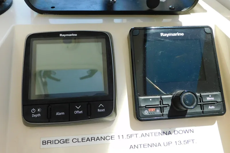 Slide: The Image of Raymarine navigation displays on 2004 Mainship Pilot 30 Rum Runner, showing bridge clearance details. - 22