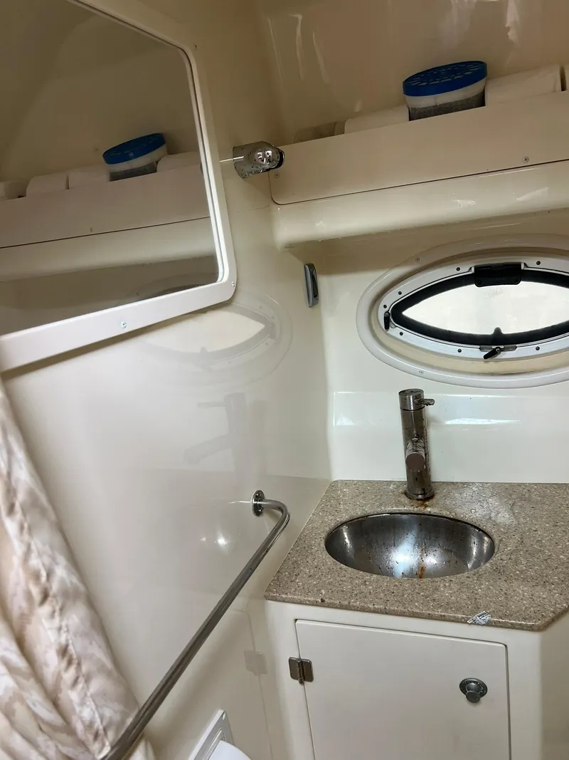 Slide: The Image of Badezimmer mit Waschbecken, Spiegel und Bullauge in einem Boot. - 4