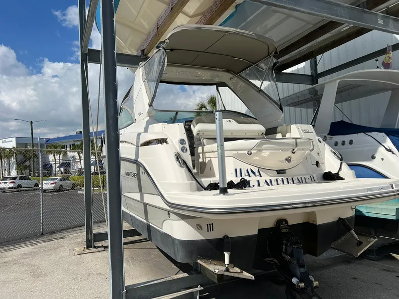 Slide: The Image of Ein Monterey 280 SCR Boot von 2012 steht auf einem Trockendock unter einem blauen Himmel. - 16