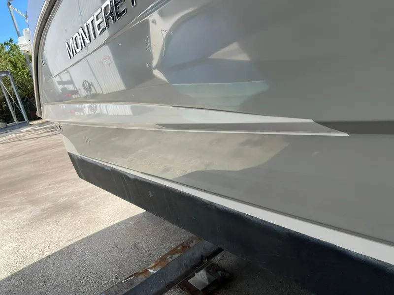 Slide: The Image of Nahaufnahme des Rumpfes eines Monterey 280 SCR Bootes, das auf einem Anhänger steht. - 21