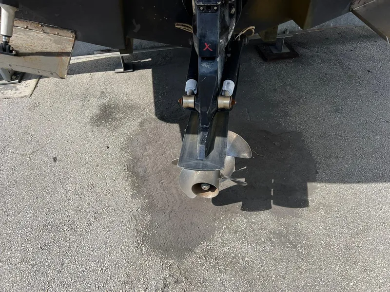 Slide: The Image of Nahaufnahme eines Bootsantriebs mit Propeller auf Asphalt. - 14