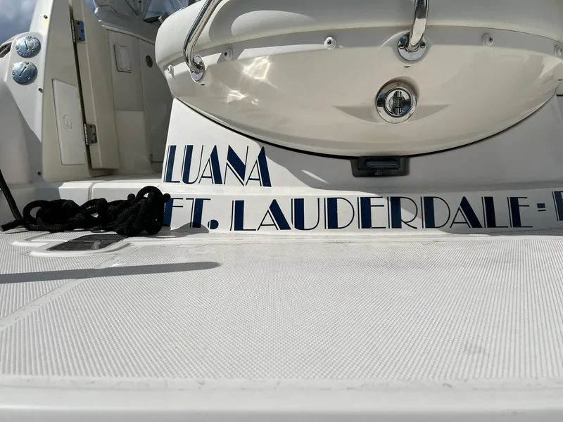 Slide: The Image of Nahaufnahme des Hecks eines Bootes mit dem Namen "Luana" und "Ft. Lauderdale". - 15