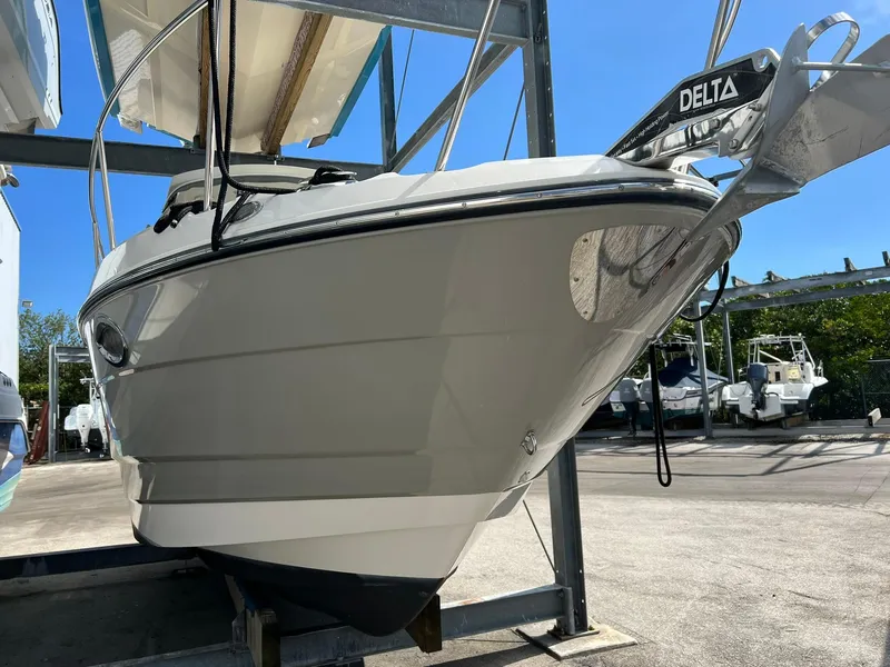 Slide: The Image of Ein Monterey 280 SCR Boot von 2012 auf einem Trockendock, mit einem Delta-Anker. - 18