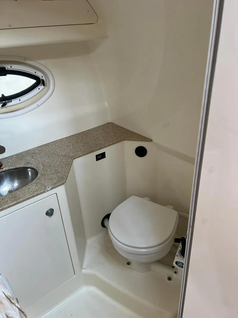 Slide: The Image of Das Bild zeigt ein Badezimmer in einem Boot mit einer Toilette und einem Waschbecken. - 3